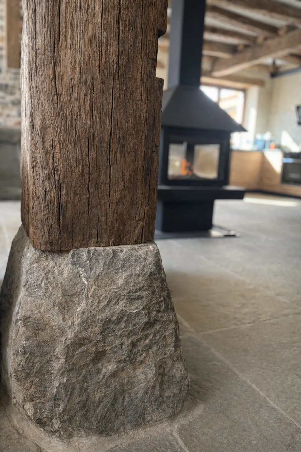 Detalle de pie y poste de madera en Cumbres de Lores